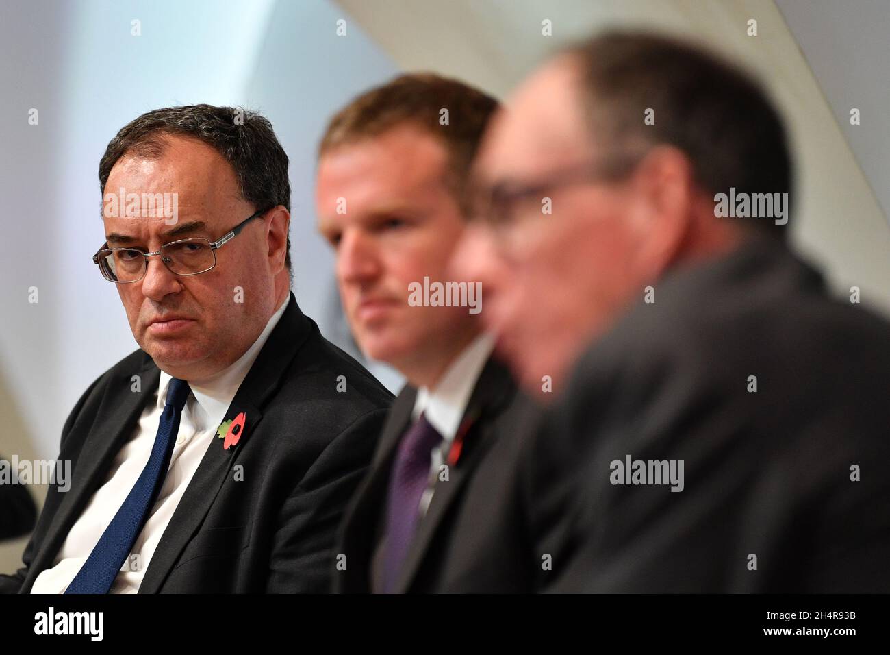 (Links-rechts) Andrew Bailey, Gouverneur der Bank of England, Sebastian Walsh, Chief Press Officer, und Dave Ramsden, stellvertretender Gouverneur für Märkte und Banken, während der Pressekonferenz des geldpolitischen Berichts der Bank of England bei der Bank of England, London, nach der Entscheidung über die Zinssätze. Bilddatum: Donnerstag, 4. November 2021. Stockfoto