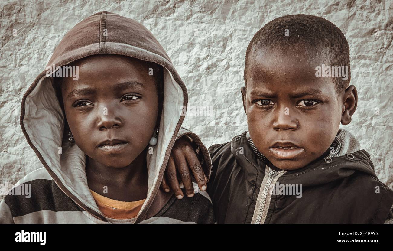 Schönes Porträt von lächelnden und lachenden schwarzen afrikanischen Kindern Stockfoto