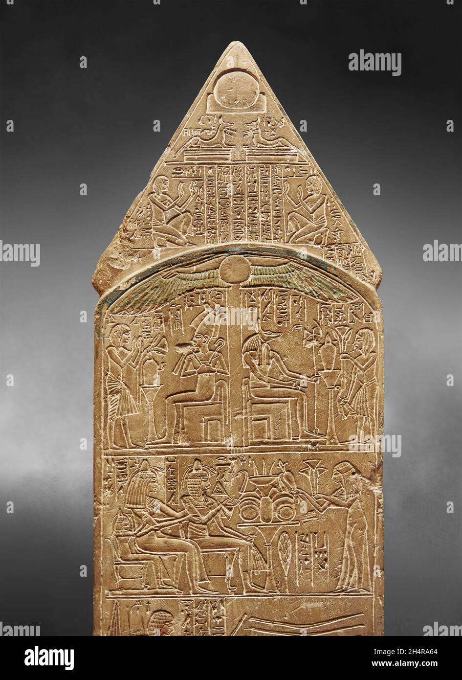 Altägyptische Bogenstele mit Pyramidion, 1327-1295 v. Chr., 18. Dynastie, Kalkstein. Louvre Museum C 259 oder N5405. Erstes Register; Anbetungsszene 2 s. Stockfoto