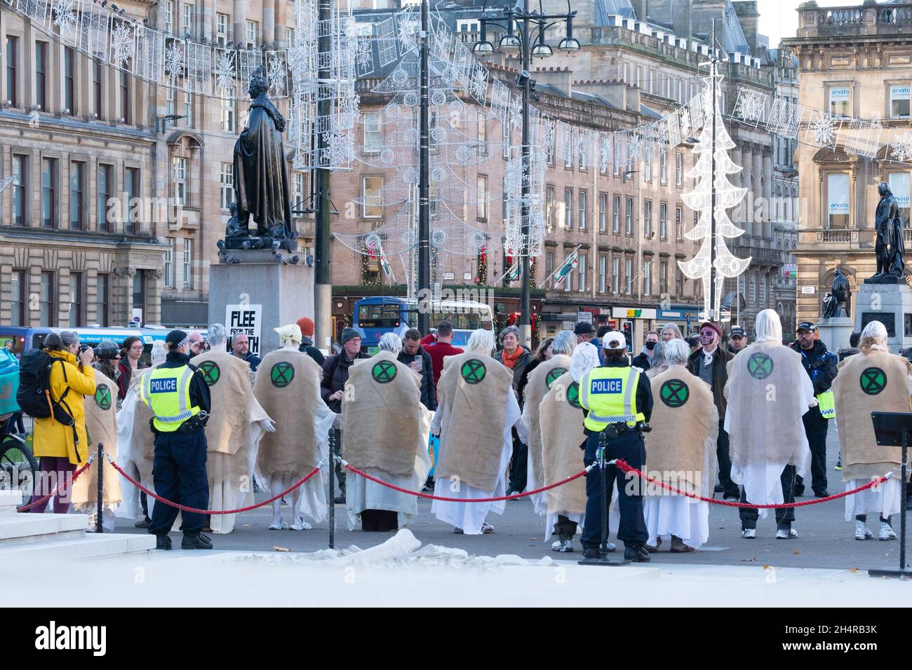 Glasgow, Schottland, Großbritannien. November 2021. COP26: Extinction Rebellion "Preparing for Climate Wars" stille Proteste auf dem George Square, Glasgow Credit: Kay Roxby/Alamy Live News Stockfoto