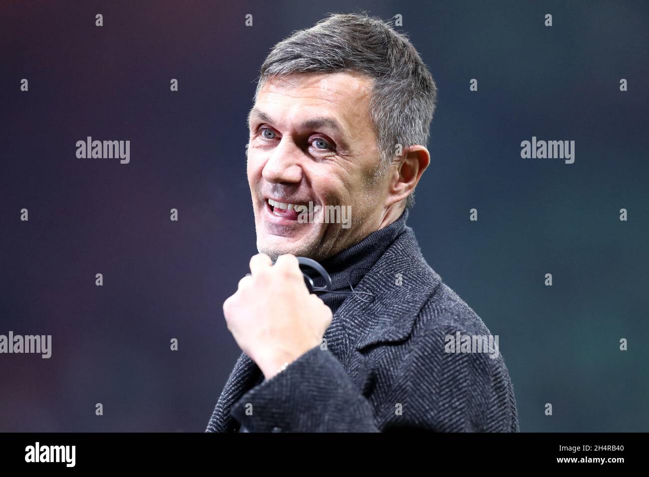 Paolo Maldini , technischer Direktor des AC Mailand , blickt auf das UEFA Champions League-Spiel der Gruppe B zwischen dem AC Mailand und dem FC Porto . Stockfoto