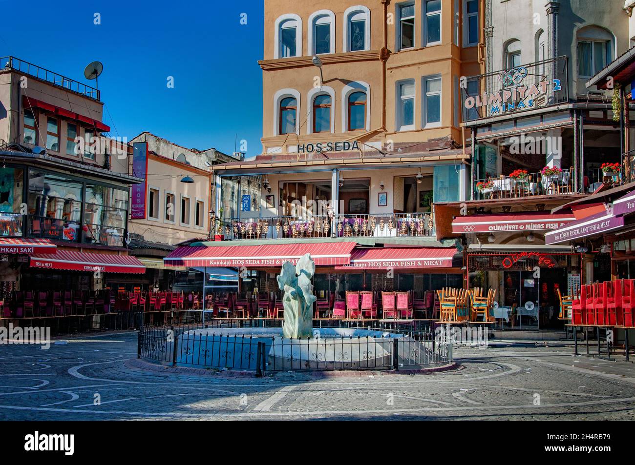 ISTANBUL, TÜRKEI. 26. SEPTEMBER 2021. Leerer kleiner Platz, Statue mit Fischen am frühen Morgen Stockfoto