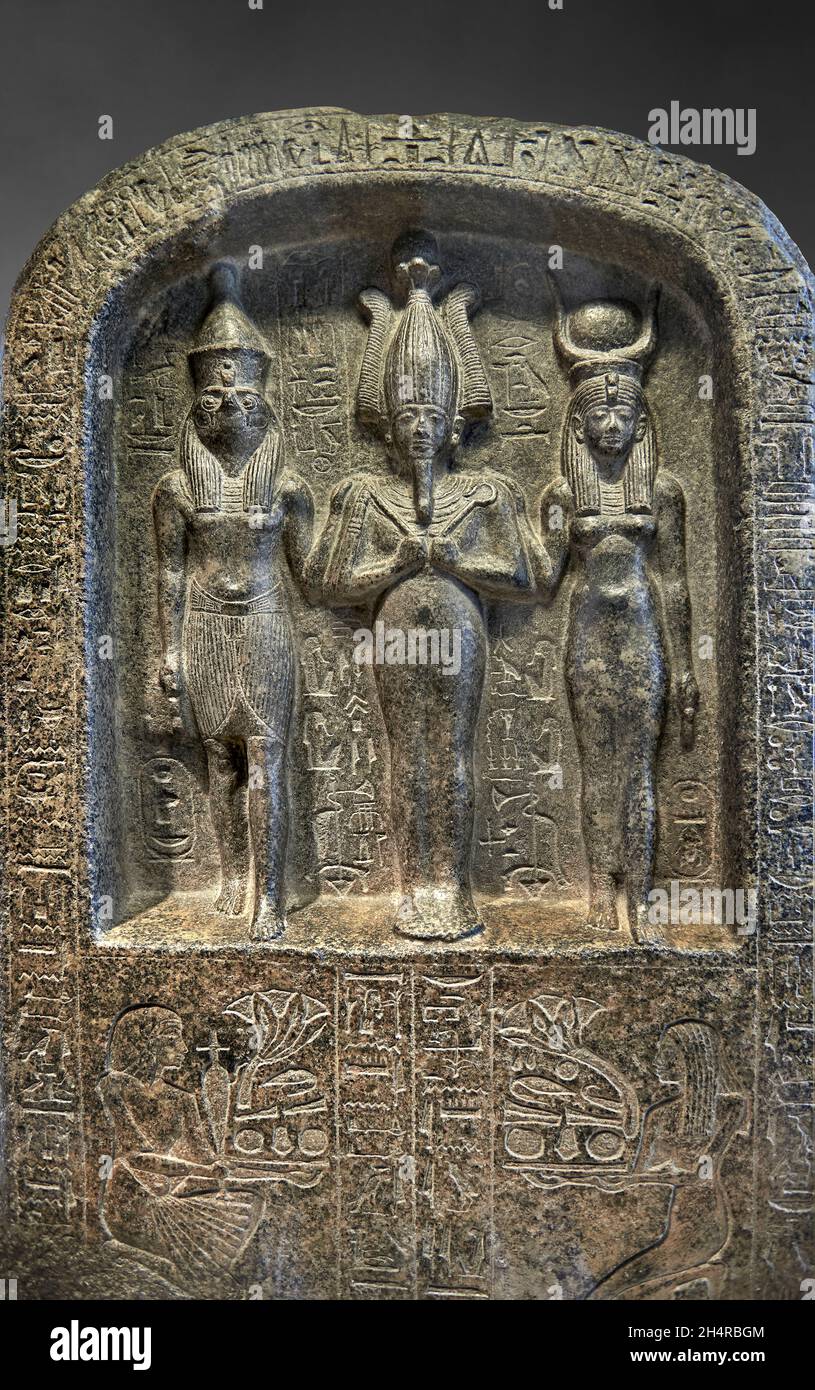 Alte ägyptische Stele der Schutzgötter von Abydos, Osiris, Horus und Isis, 1294-1279 v. Chr., Herrschaft von Sethis 1., 19. Dynastie, Diorit. Louvre Museum Stockfoto
