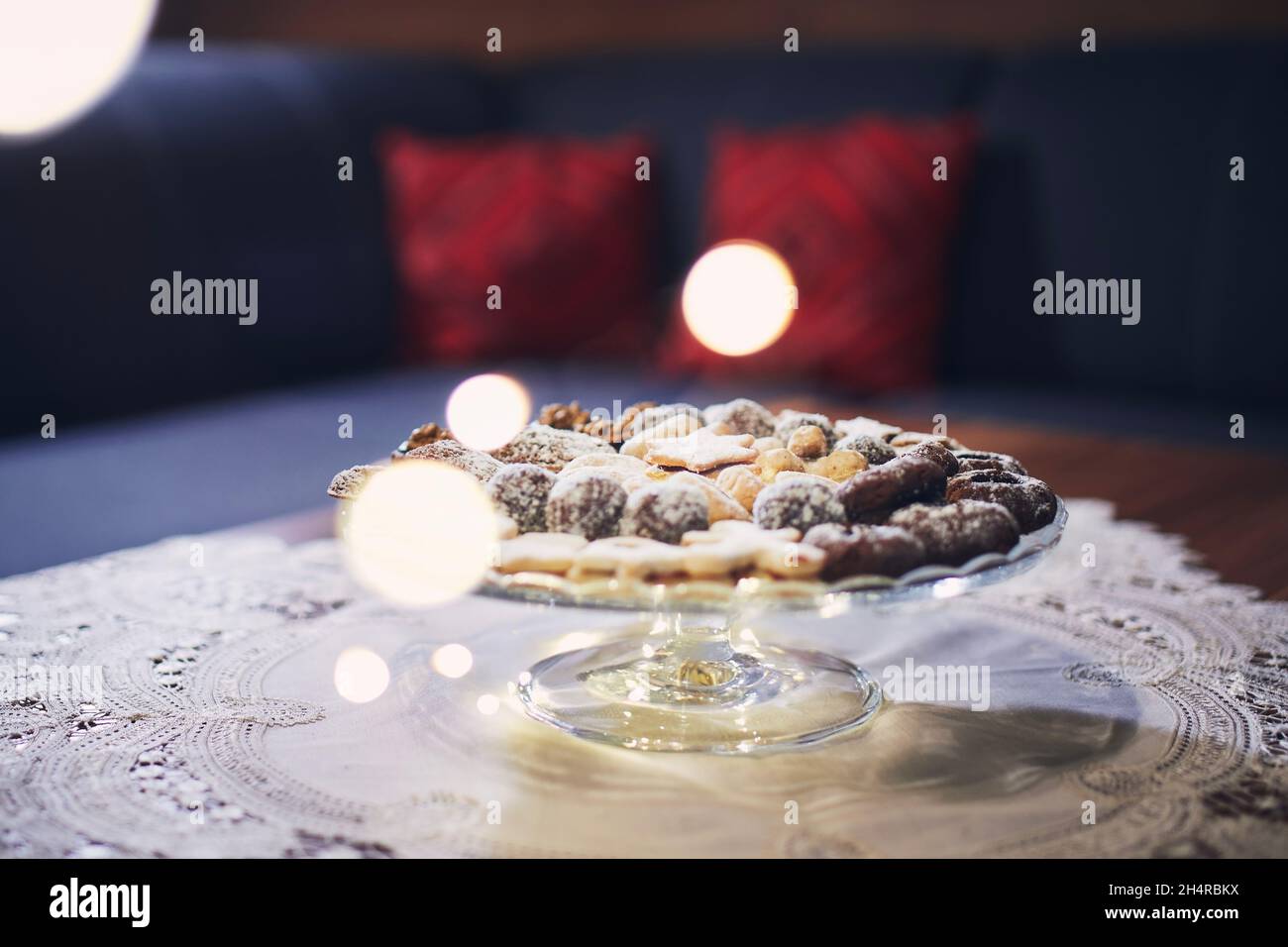 Traditionelle Weihnachtskekse mit Dekorationen auf dem Tisch im Wohnzimmer. Stockfoto