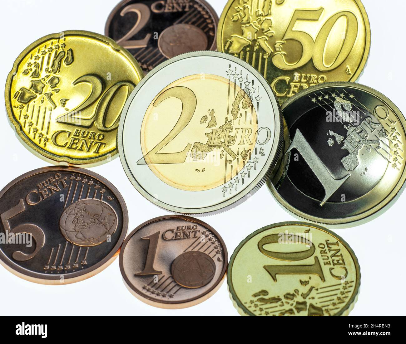 Euromünzen mit 2-Euro-Münze im Vordergrund. Stockfoto