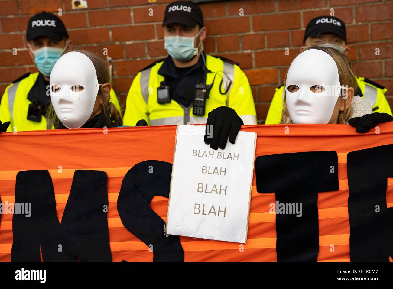 Glasgow, Schottland, Großbritannien. November 2021. Am 5. Tag der UN-Klimakonferenz in Glasgow fand eine Demonstration der Extinction Rebellion-Protestgruppe vor dem BAE Systems-Hof in Govan statt. Sie protestierten gegen den britischen Waffenhandel. Iain Masterton/Alamy Live News. Stockfoto