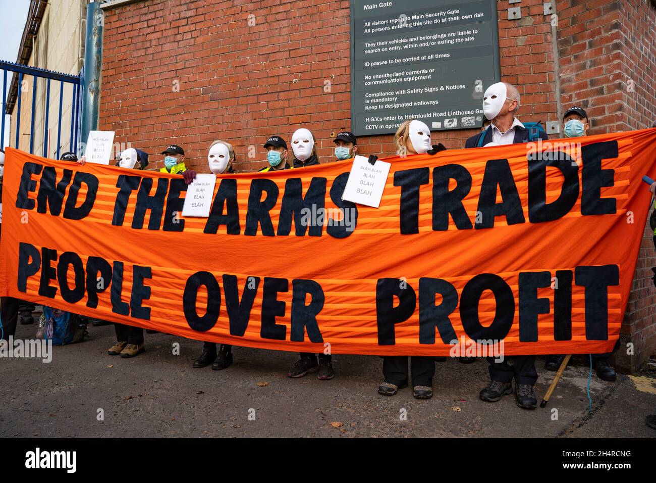 Glasgow, Schottland, Großbritannien. November 2021. Am 5. Tag der UN-Klimakonferenz in Glasgow fand eine Demonstration der Extinction Rebellion-Protestgruppe vor dem BAE Systems-Hof in Govan statt. Sie protestierten gegen den britischen Waffenhandel. Iain Masterton/Alamy Live News. Stockfoto