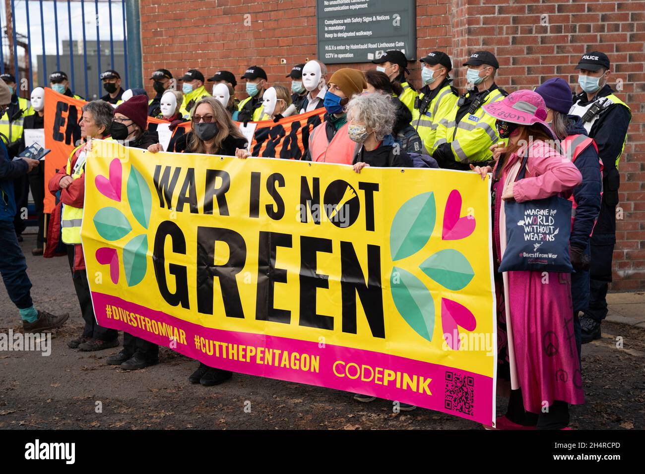 Glasgow, Schottland, Großbritannien. November 2021. Am 5. Tag der UN-Klimakonferenz in Glasgow fand eine Demonstration der Extinction Rebellion-Protestgruppe vor dem BAE Systems-Hof in Govan statt. Sie protestierten gegen den britischen Waffenhandel. Iain Masterton/Alamy Live News. Stockfoto