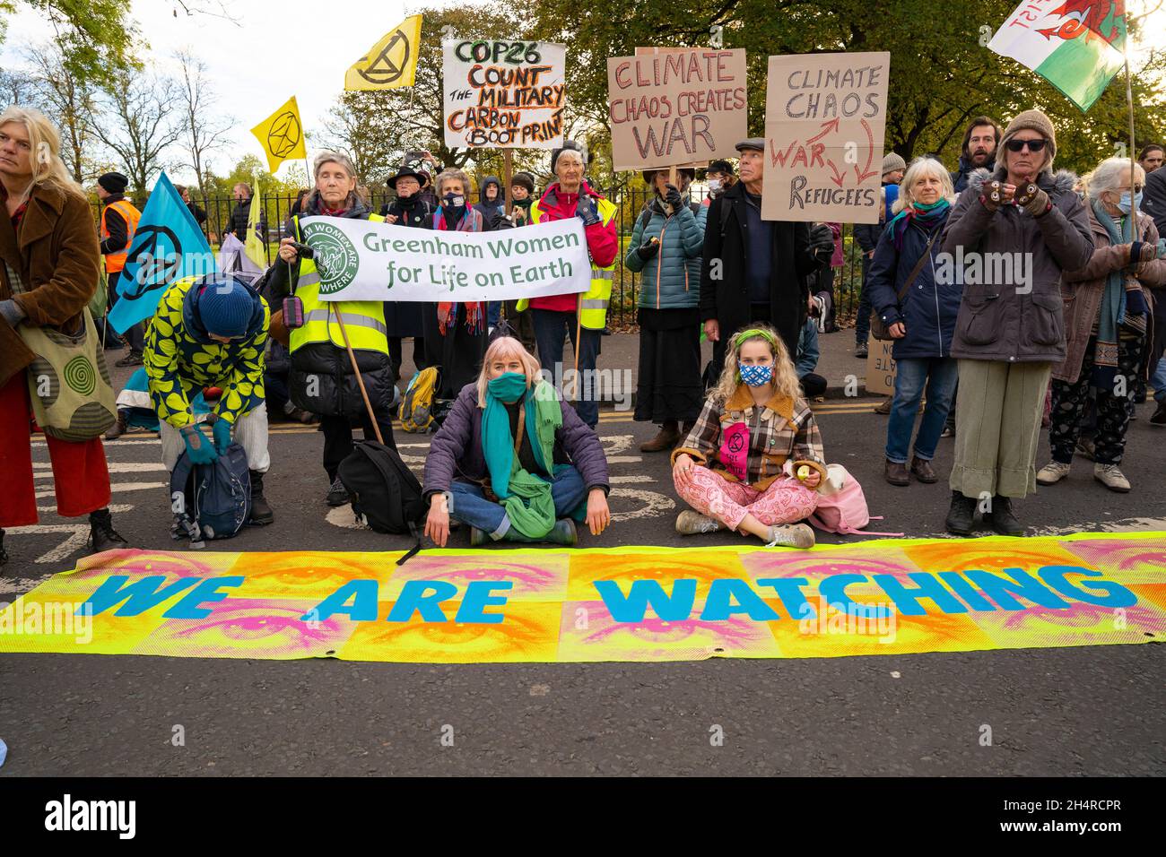 Glasgow, Schottland, Großbritannien. November 2021. Am 5. Tag der UN-Klimakonferenz in Glasgow fand eine Demonstration der Extinction Rebellion-Protestgruppe vor dem BAE Systems-Hof in Govan statt. Sie protestierten gegen den britischen Waffenhandel. Iain Masterton/Alamy Live News. Stockfoto