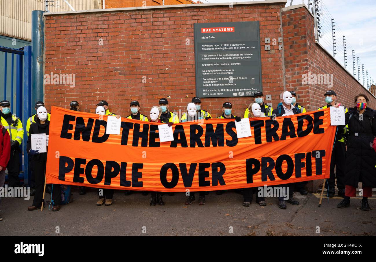 Glasgow, Schottland, Großbritannien. November 2021. Am 5. Tag der UN-Klimakonferenz in Glasgow fand eine Demonstration der Extinction Rebellion-Protestgruppe vor dem BAE Systems-Hof in Govan statt. Sie protestierten gegen den britischen Waffenhandel. Iain Masterton/Alamy Live News. Stockfoto