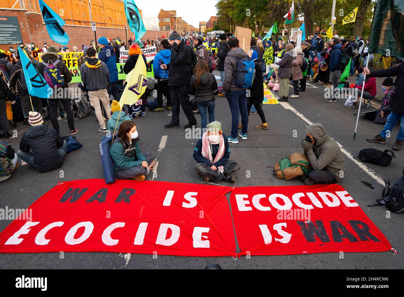 Glasgow, Schottland, Großbritannien. November 2021. Am 5. Tag der UN-Klimakonferenz in Glasgow fand eine Demonstration der Extinction Rebellion-Protestgruppe vor dem BAE Systems-Hof in Govan statt. Sie protestierten gegen den britischen Waffenhandel. Iain Masterton/Alamy Live News. Stockfoto