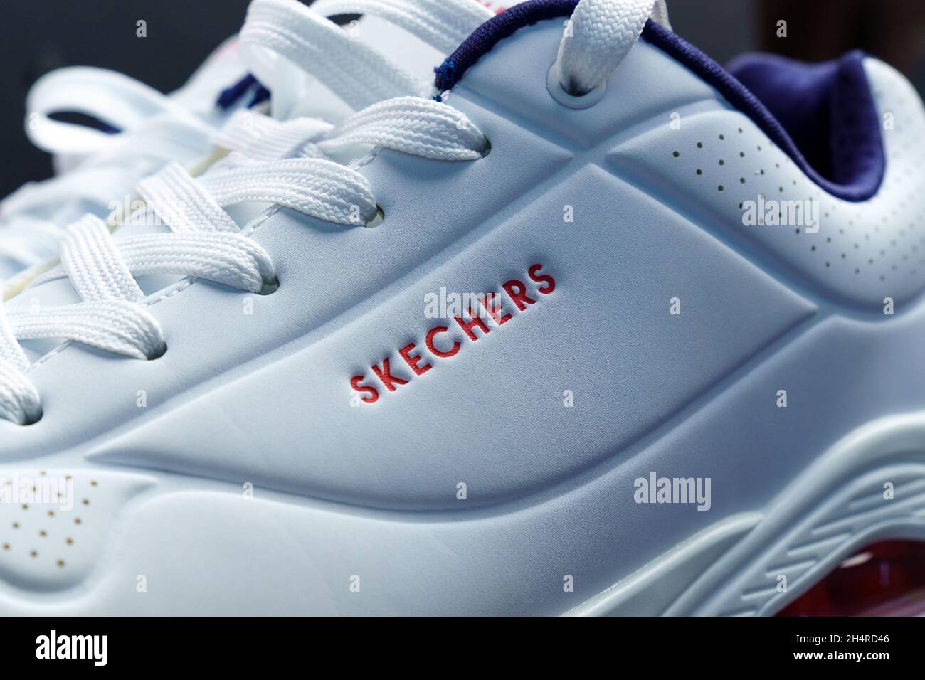 Tjumen, Russland-14. Oktober 2021: Neue Herren Sneaker weißer Schuh Los  angeles von Skechers. Selektiver Fokus Stockfotografie - Alamy