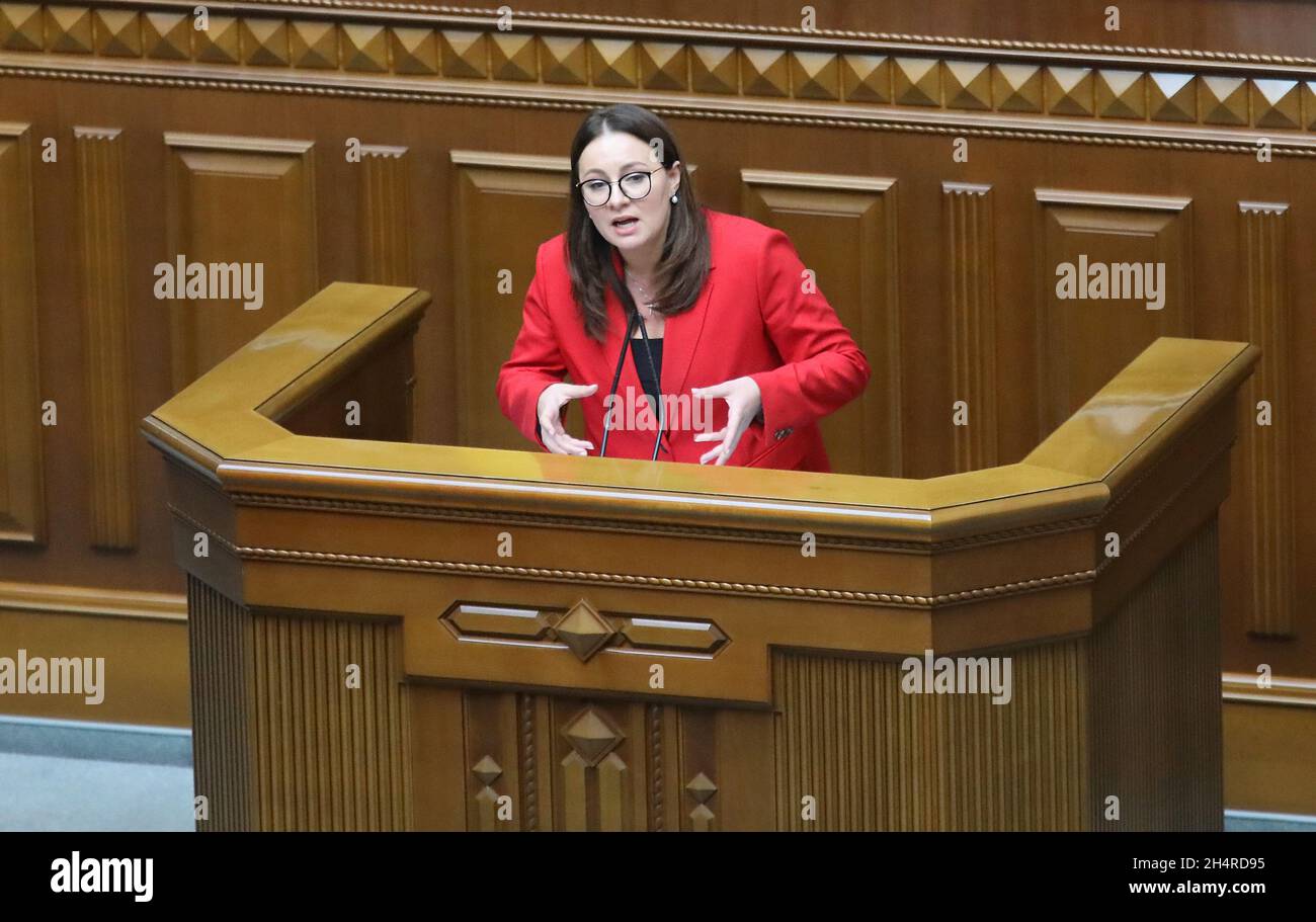 KIEW, UKRAINE - 4. NOVEMBER 2021 - Yuliia Swyrydenko hält eine Rede als Kandidatin für das Amt des ersten stellvertretenden Ministerpräsidenten - Ministers Stockfoto