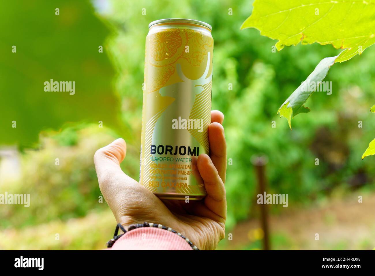 Volzhsky, Russland-25. September 2021: Borjomi in einer Blechdose mit selektivem Fokus auf Zitrus und Ingwer. Borjomi kohlensäurehaltiges Erfrischungsgetränk, Mineralwasser Stockfoto