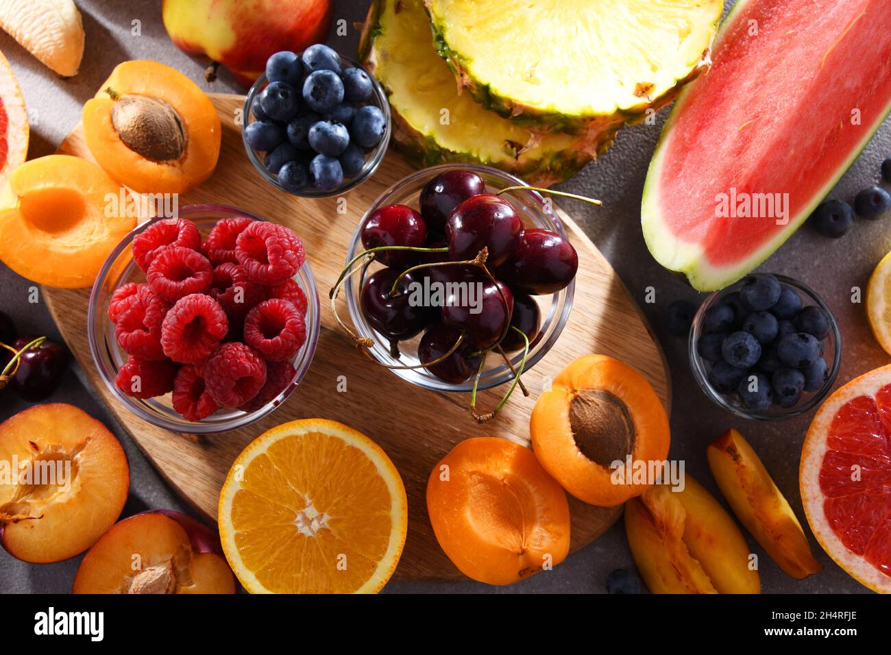 Zusammensetzung mit einer Vielzahl von frischen kulinarischen Früchten Stockfoto