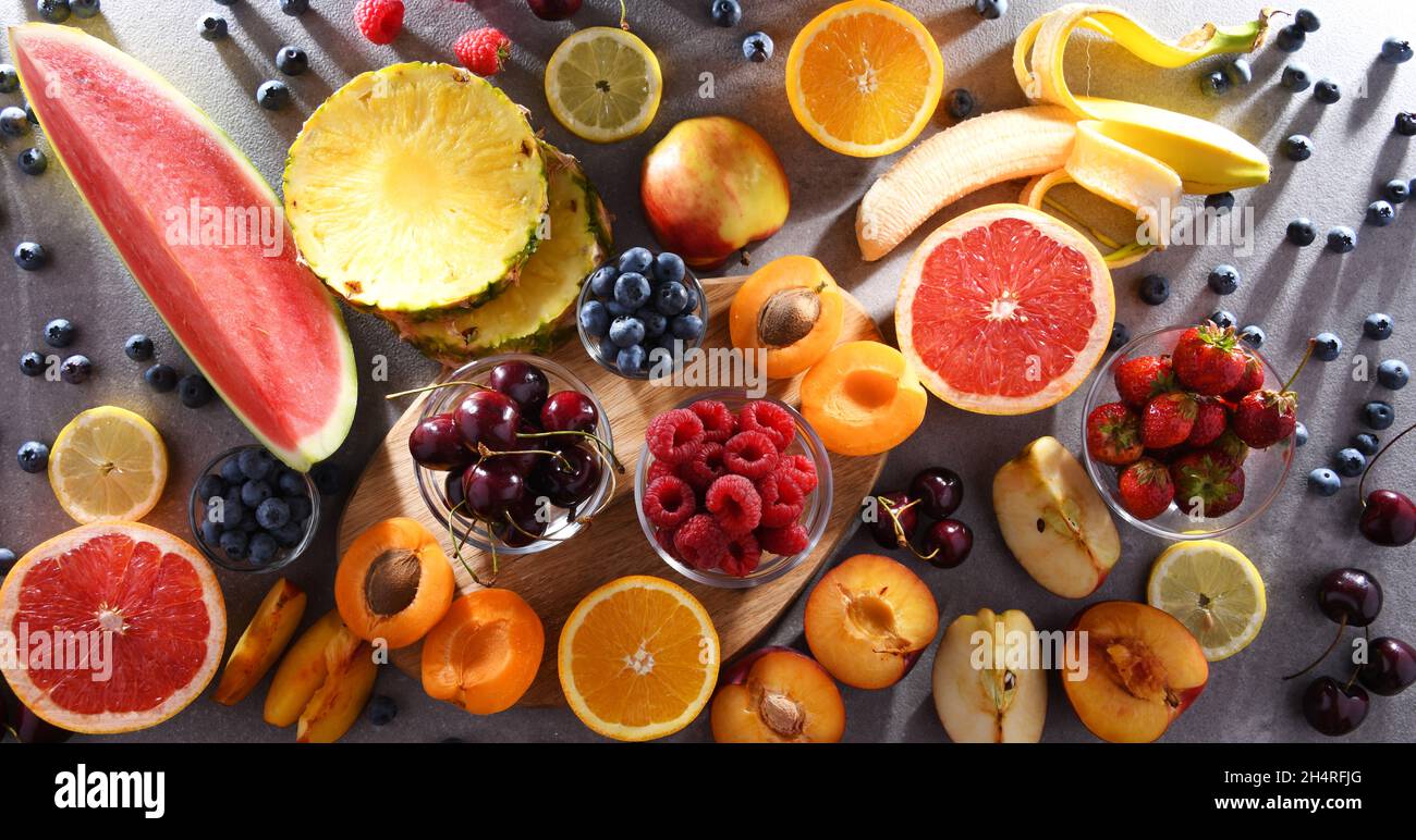 Zusammensetzung mit einer Vielzahl von frischen kulinarischen Früchten Stockfoto