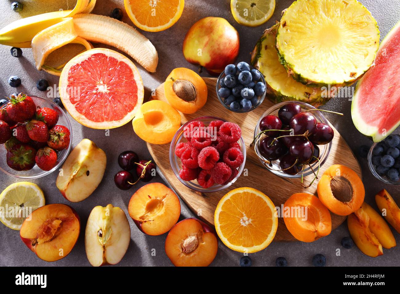 Zusammensetzung mit einer Vielzahl von frischen kulinarischen Früchten Stockfoto