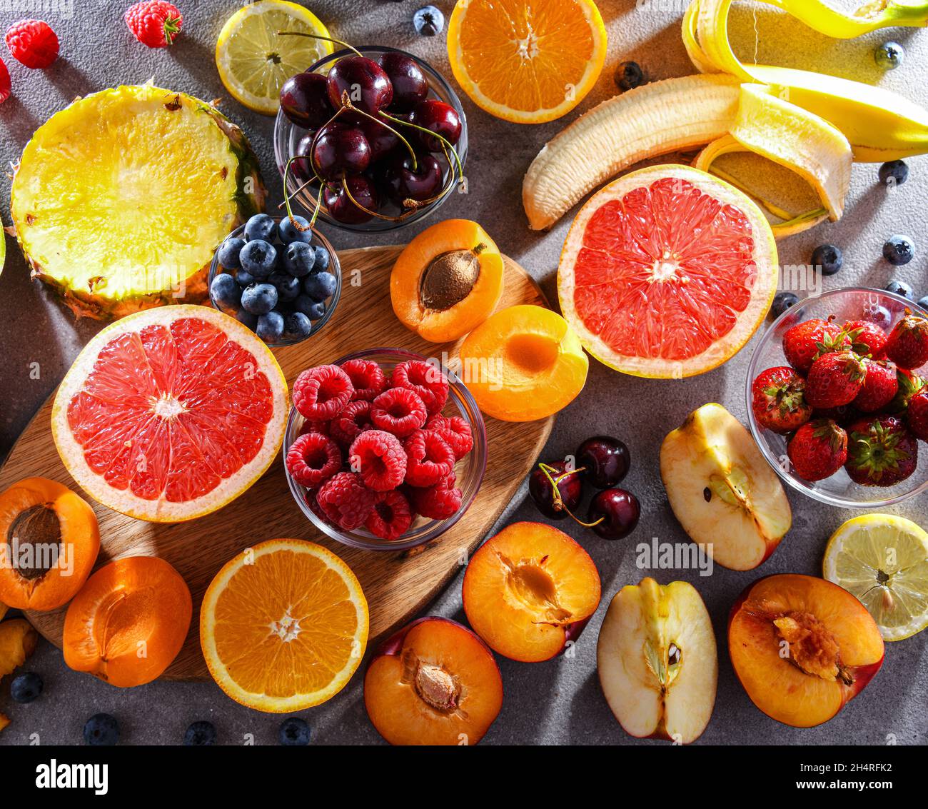 Zusammensetzung mit einer Vielzahl von frischen kulinarischen Früchten Stockfoto