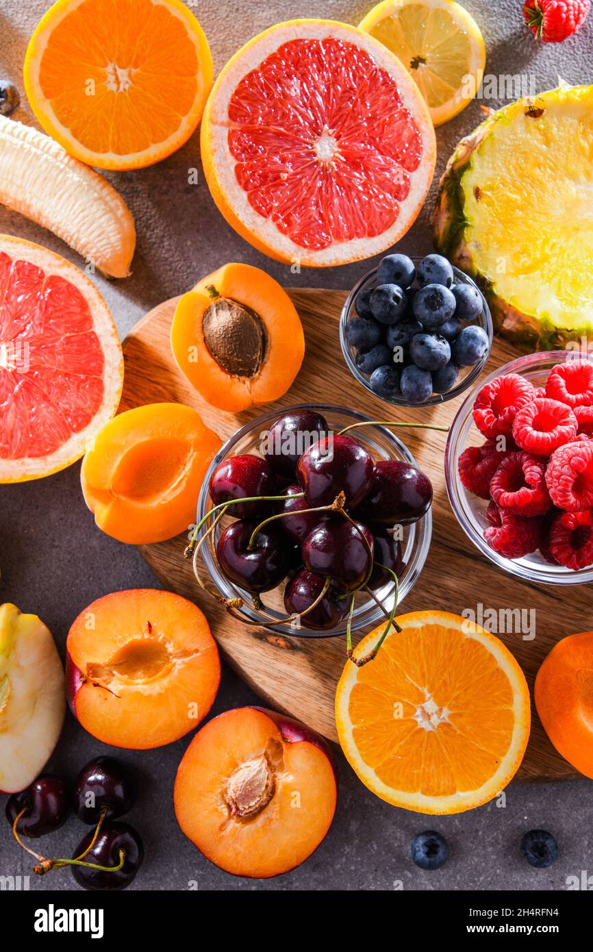 Zusammensetzung mit einer Vielzahl von frischen kulinarischen Früchten Stockfoto
