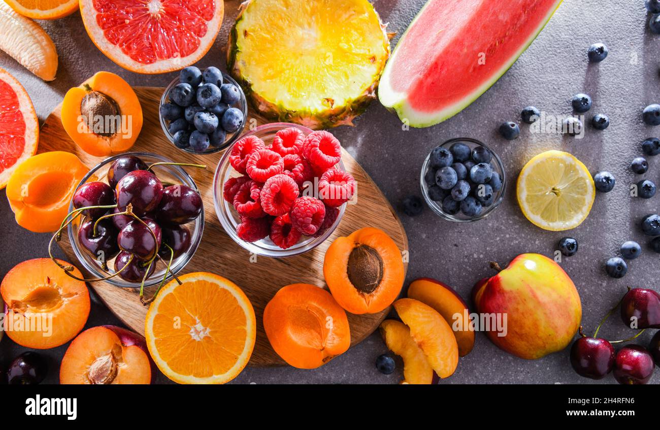 Zusammensetzung mit einer Vielzahl von frischen kulinarischen Früchten Stockfoto
