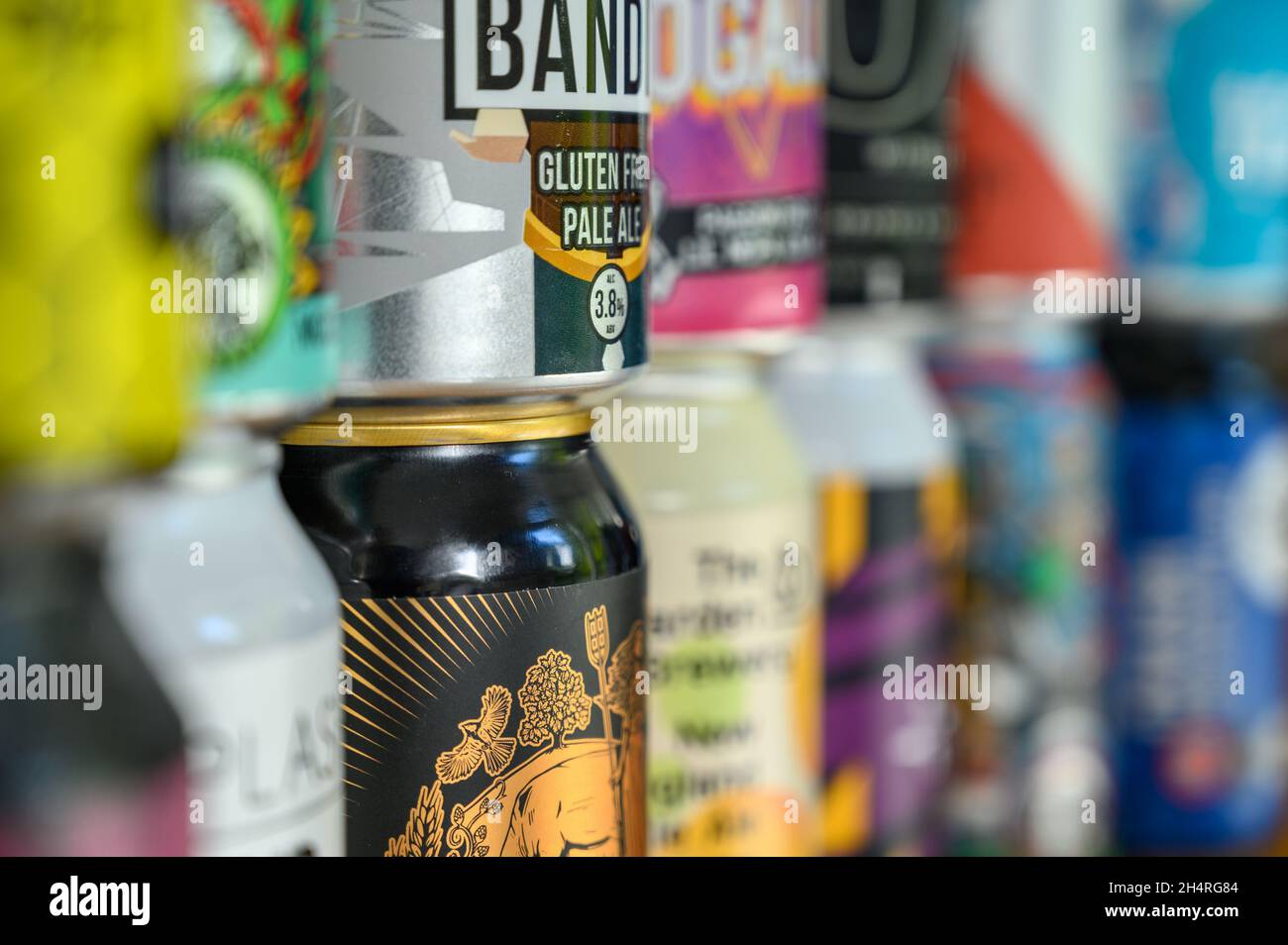 Nahaufnahme von gestapelten Craft-Beer-Dosen verschiedener Brauereien aus der ganzen Welt mit farbenfrohen, kreativen Wraparound-Designs. Stockfoto