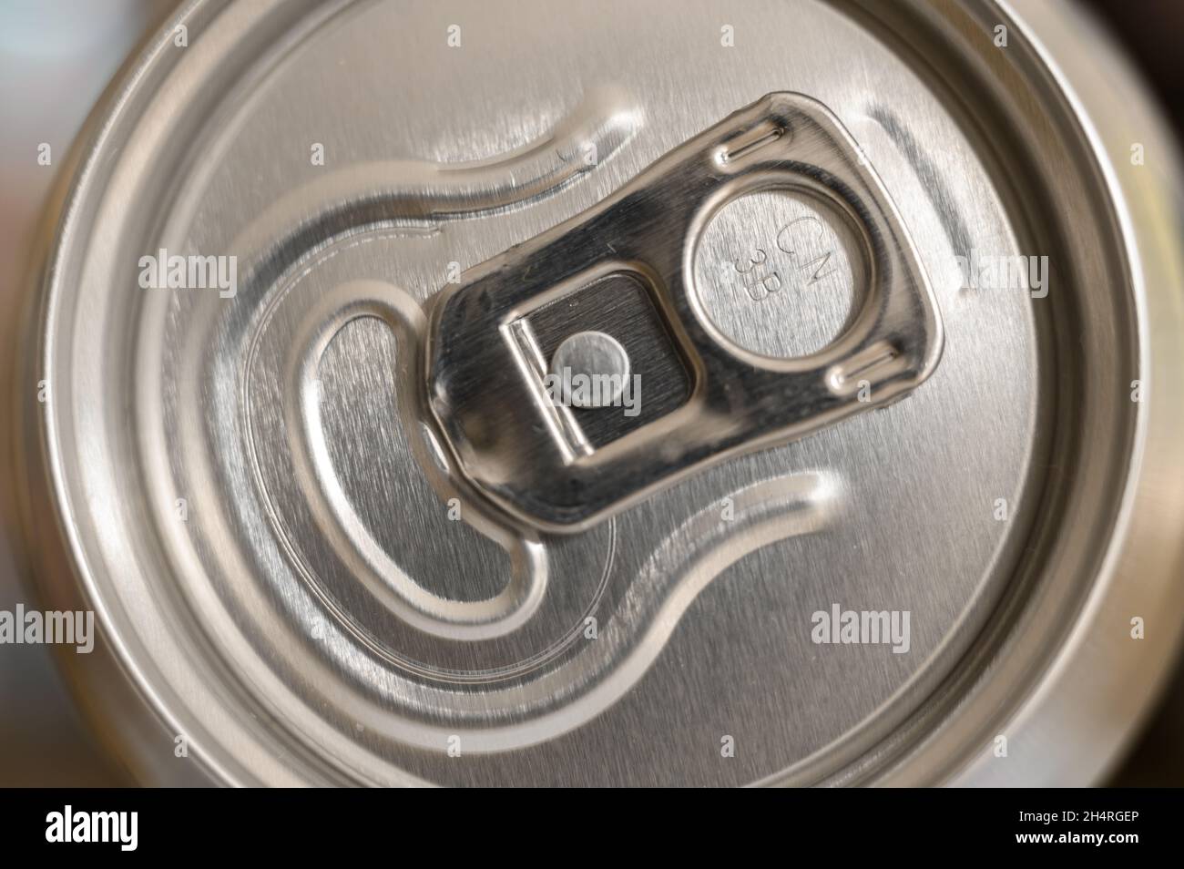 Nahaufnahme der Oberseite einer Aluminium-Craft-Bier-Dose mit Zuglasche. Stockfoto