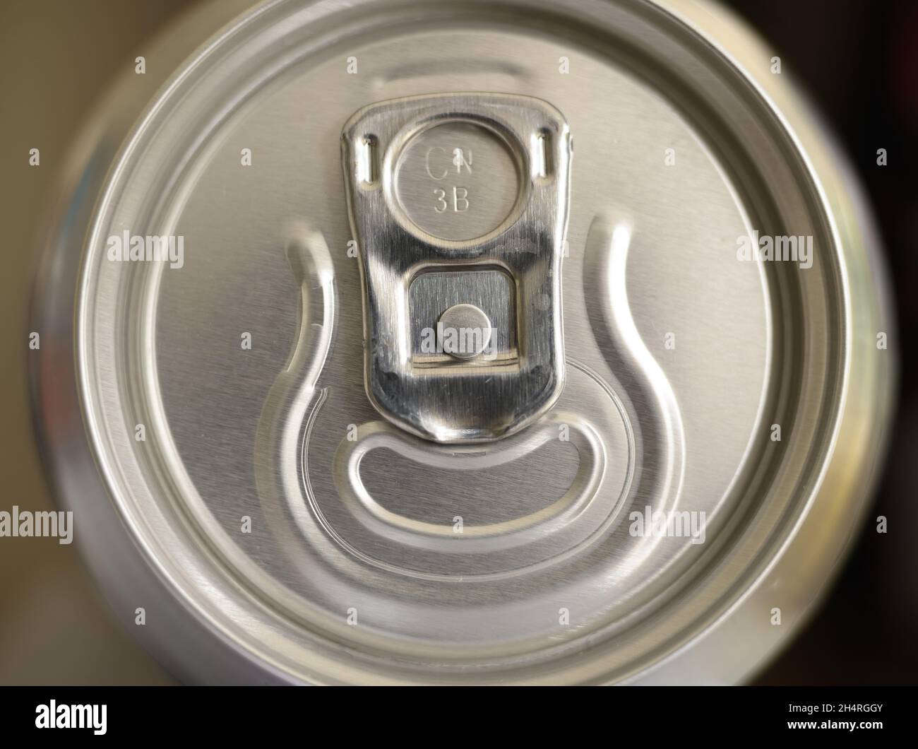 Nahaufnahme der Oberseite einer Aluminium-Craft-Bier-Dose mit Zuglasche. Stockfoto