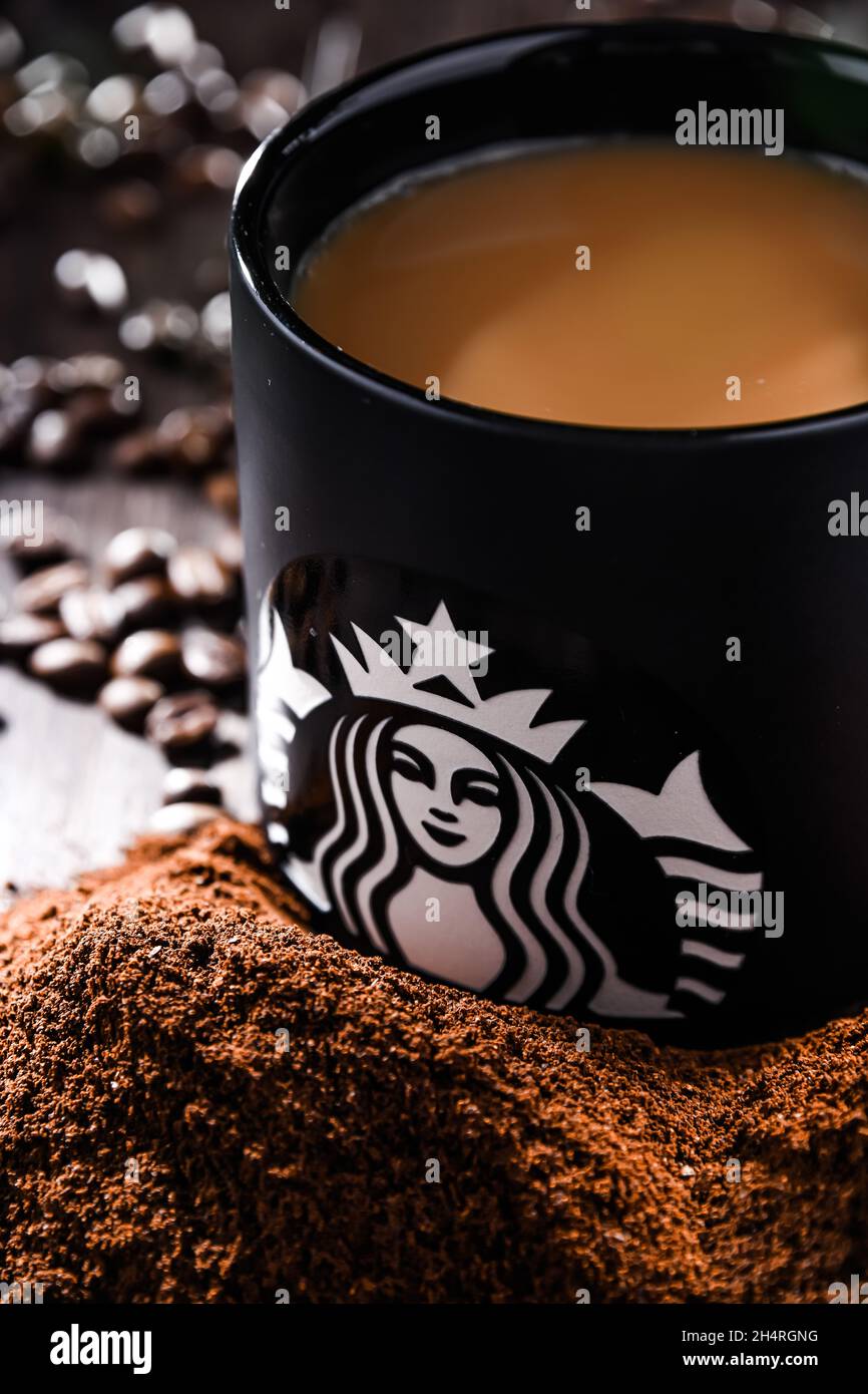 POZNAN, POL - 19. AUG 2021: Cup of Starbucks, der Name des Kaffeeunternehmens und der Kaffeehauskette, gegründet in Seattle, Wa. USA, im Jahr 1971; jetzt die größte Stockfoto