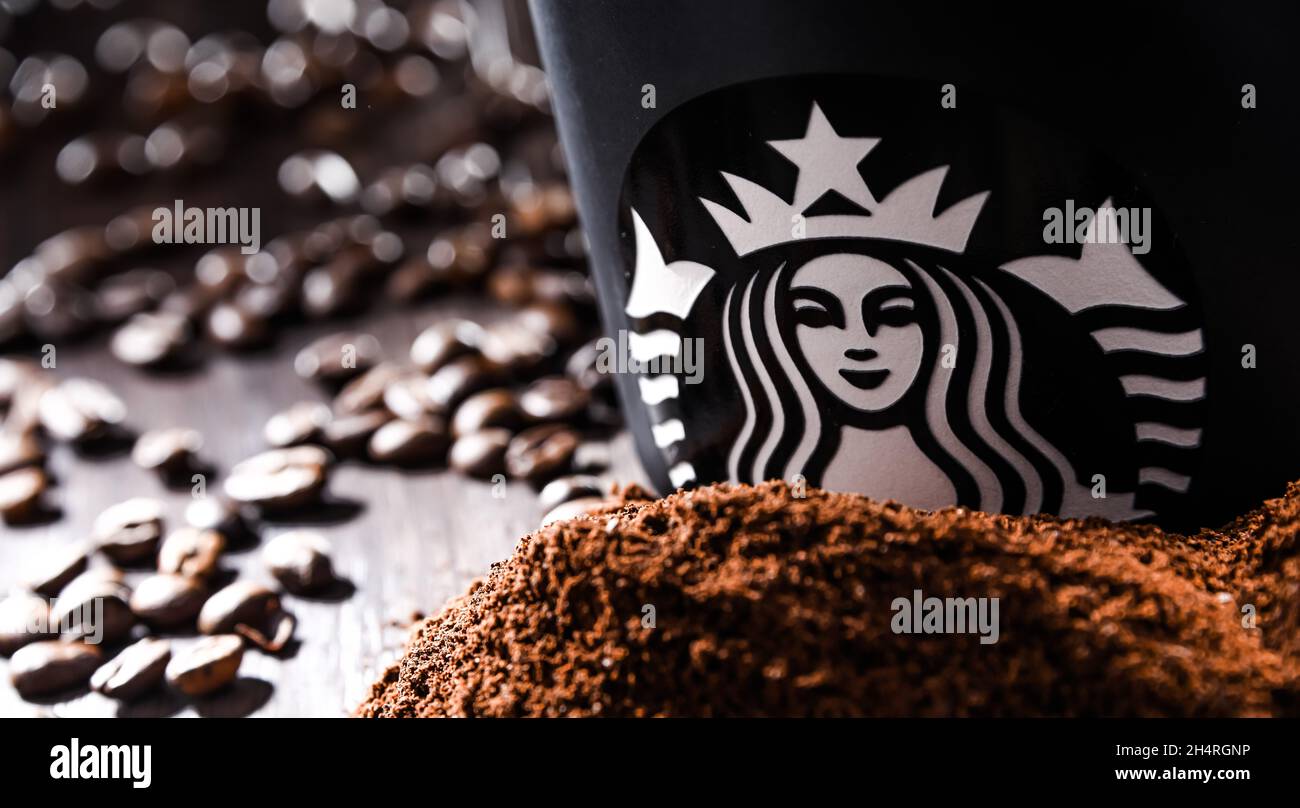 POZNAN, POL - 19. AUG 2021: Cup of Starbucks, der Name des Kaffeeunternehmens und der Kaffeehauskette, gegründet in Seattle, Wa. USA, im Jahr 1971; jetzt die größte Stockfoto
