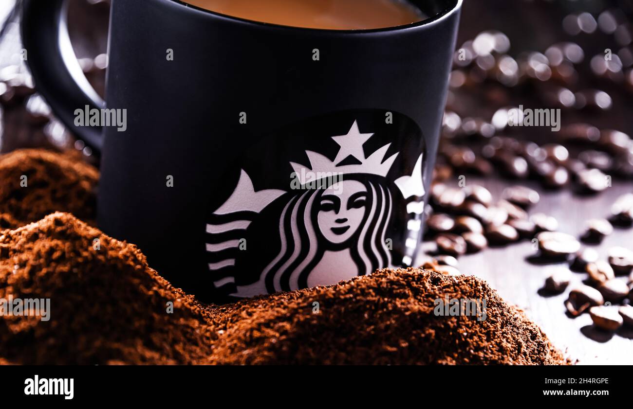 POZNAN, POL - 19. AUG 2021: Cup of Starbucks, der Name des Kaffeeunternehmens und der Kaffeehauskette, gegründet in Seattle, Wa. USA, im Jahr 1971; jetzt die größte Stockfoto