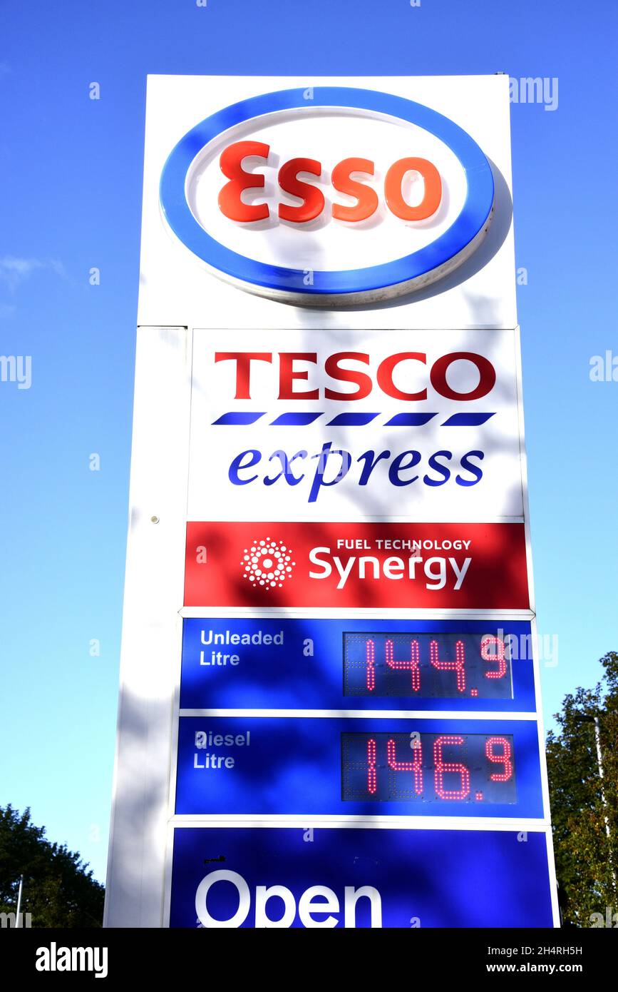 Preisschild einer Tesco-Tankstelle in Ardwick, Manchester, Großbritannien, 4. November 2021: Bleifreies Benzin 144.9. Der Preis ist in 17 Monaten um 45% gestiegen. Stockfoto