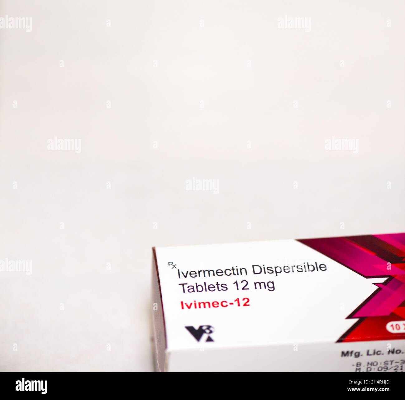 Ivermectin-Medikament zur COVID-Behandlung auf weißem Hintergrund Stockfoto