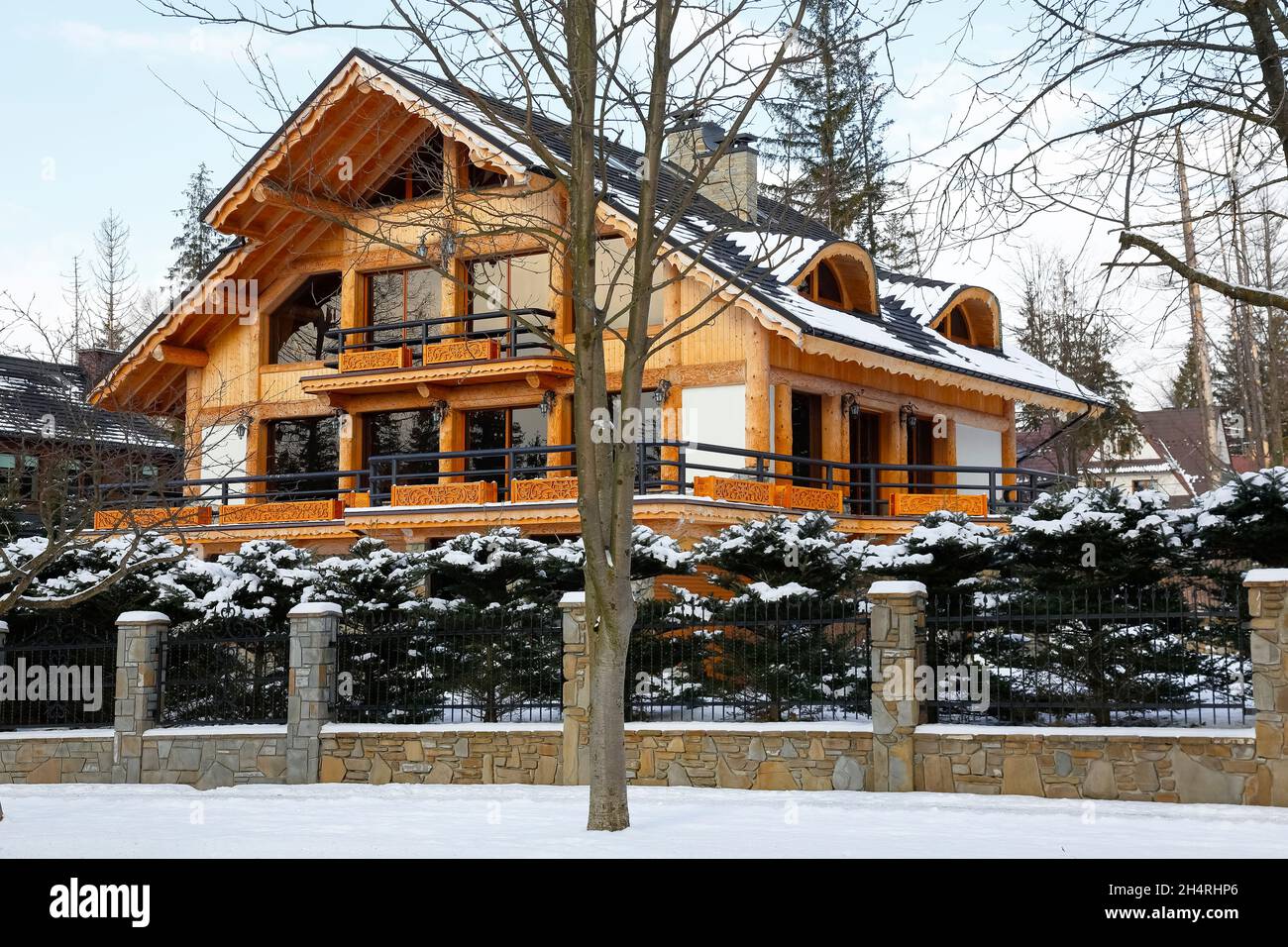 Zakopane, Polen - 21. März 2018: Modernes Design, das auf Elementen des traditionellen Designs der Region basiert, ist ein Musterstück der Architektur dieses Großraums Stockfoto