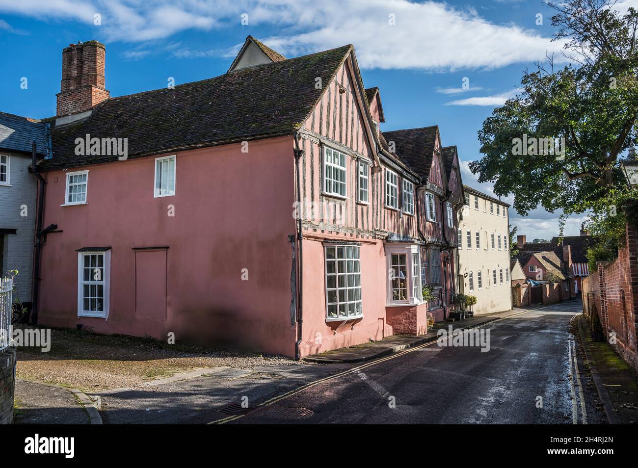 Dieses mittelalterliche Fachwerkgebäude ist die Schule, die der Künstler John Constable im Dorf Levenham in der englischen Grafschaft Suffolk besucht hat Stockfoto