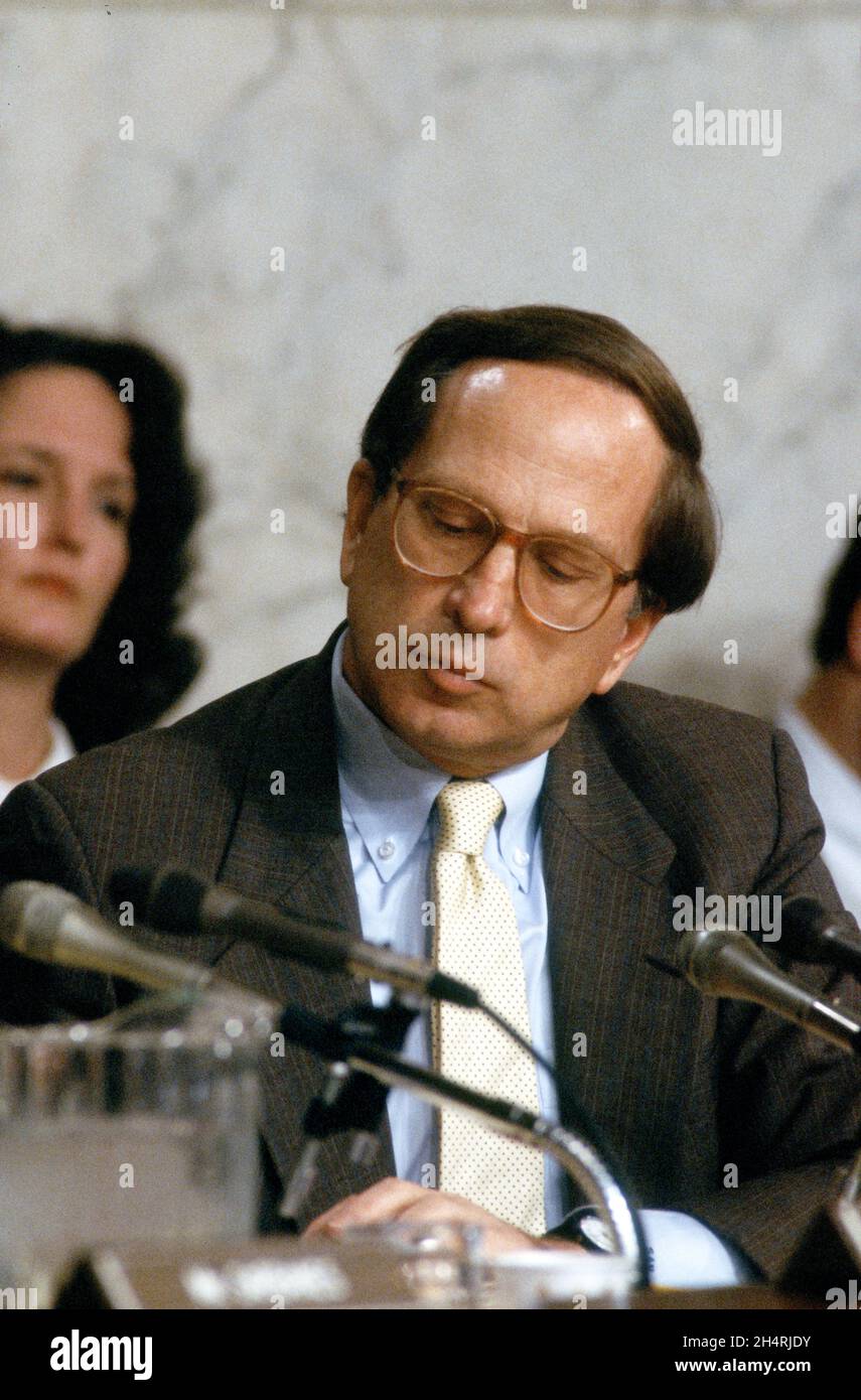 Der Senator der Vereinigten Staaten, Sam Nunn (Demokrat von Georgien), hört sich am 8. Mai 1987 die Aussagen von General Richard Secord vor den Kongresskomitees an, die die Iran-Contra-Affäre auf dem Capitol Hill in Washington, DC untersuchen.Quelle: Ron Sachs/CNP/Sipa USA Quelle: SIPA USA/Alamy Live News Stockfoto