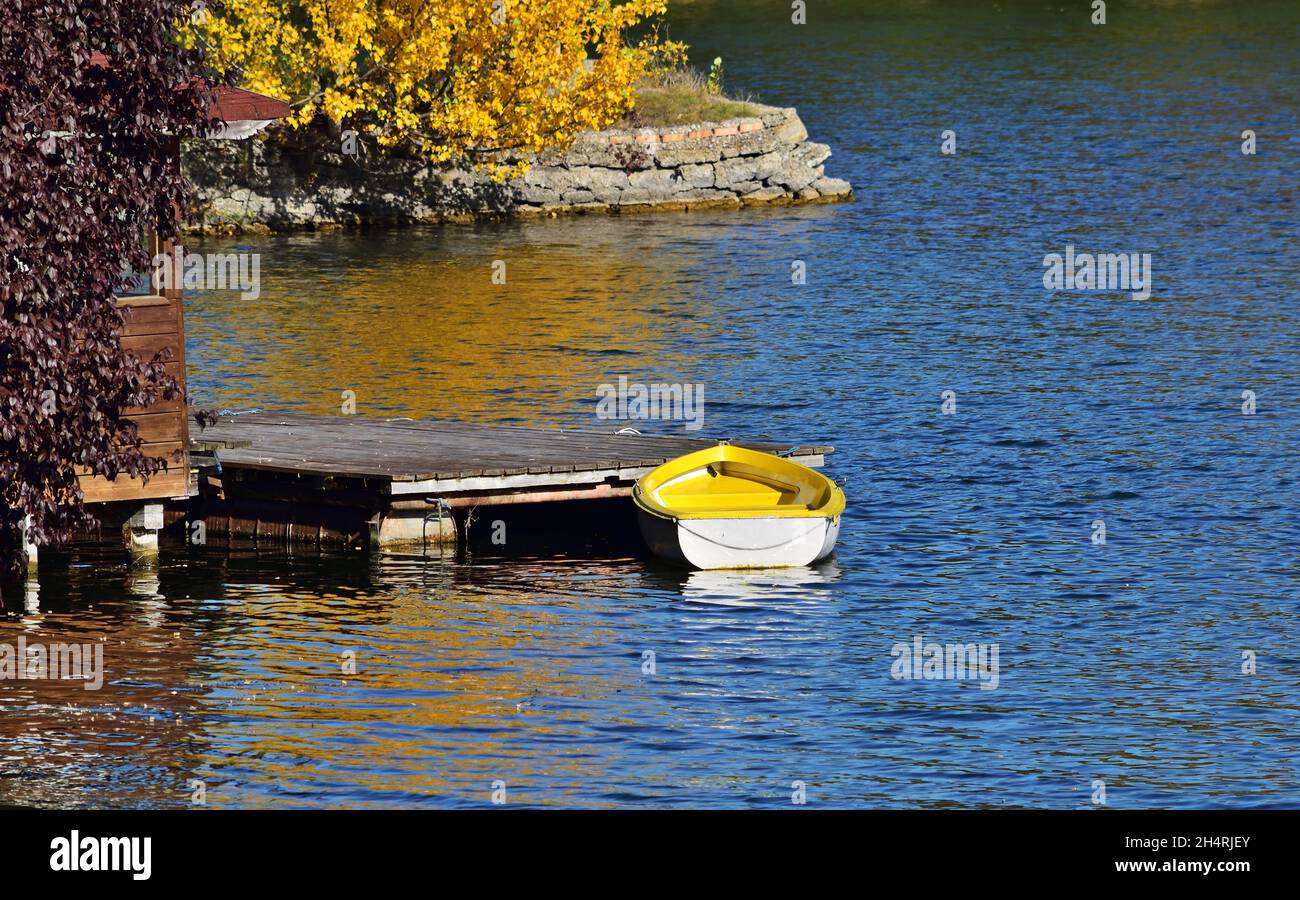 Landschaft mit gelbem Boot auf der Donau an einem Herbsttag Stockfoto