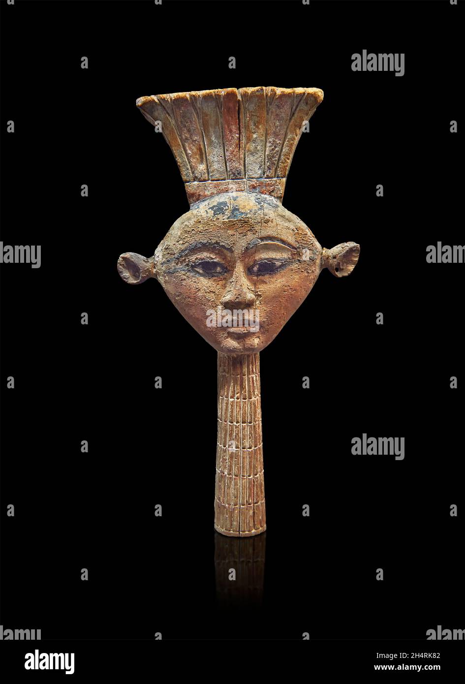 Ägyptische Holzskulptur der Göttin Anouket. Louvre Museum N3534. Anouket (kuhohrige Göttin, Kopf von durchbohrten Ohren, Krone von Anouket). Inscrib Stockfoto