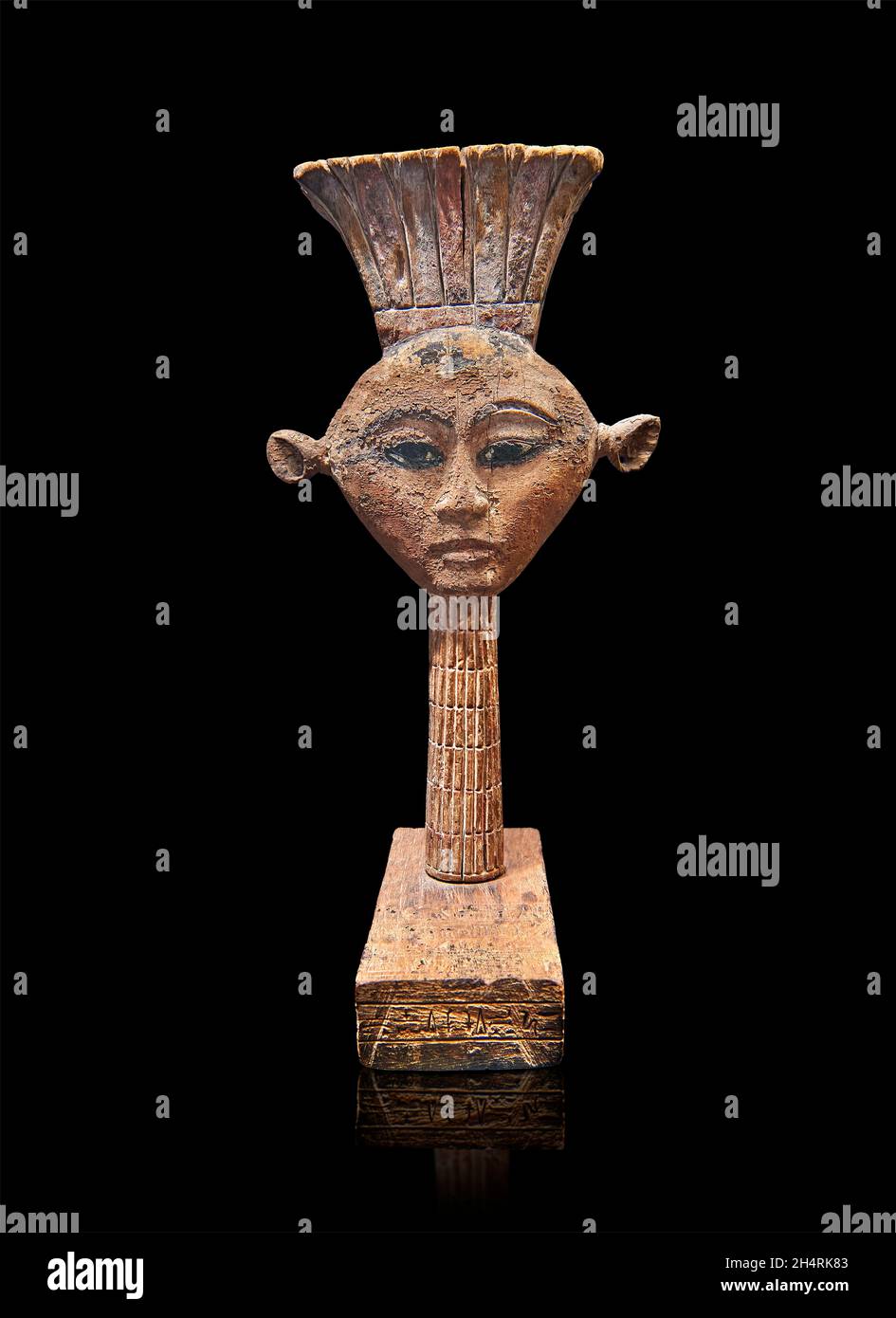 Ägyptische Holzskulptur der Göttin Anouket. Louvre Museum N3534. Anouket (kuhohrige Göttin, Kopf von durchbohrten Ohren, Krone von Anouket). Inscrib Stockfoto