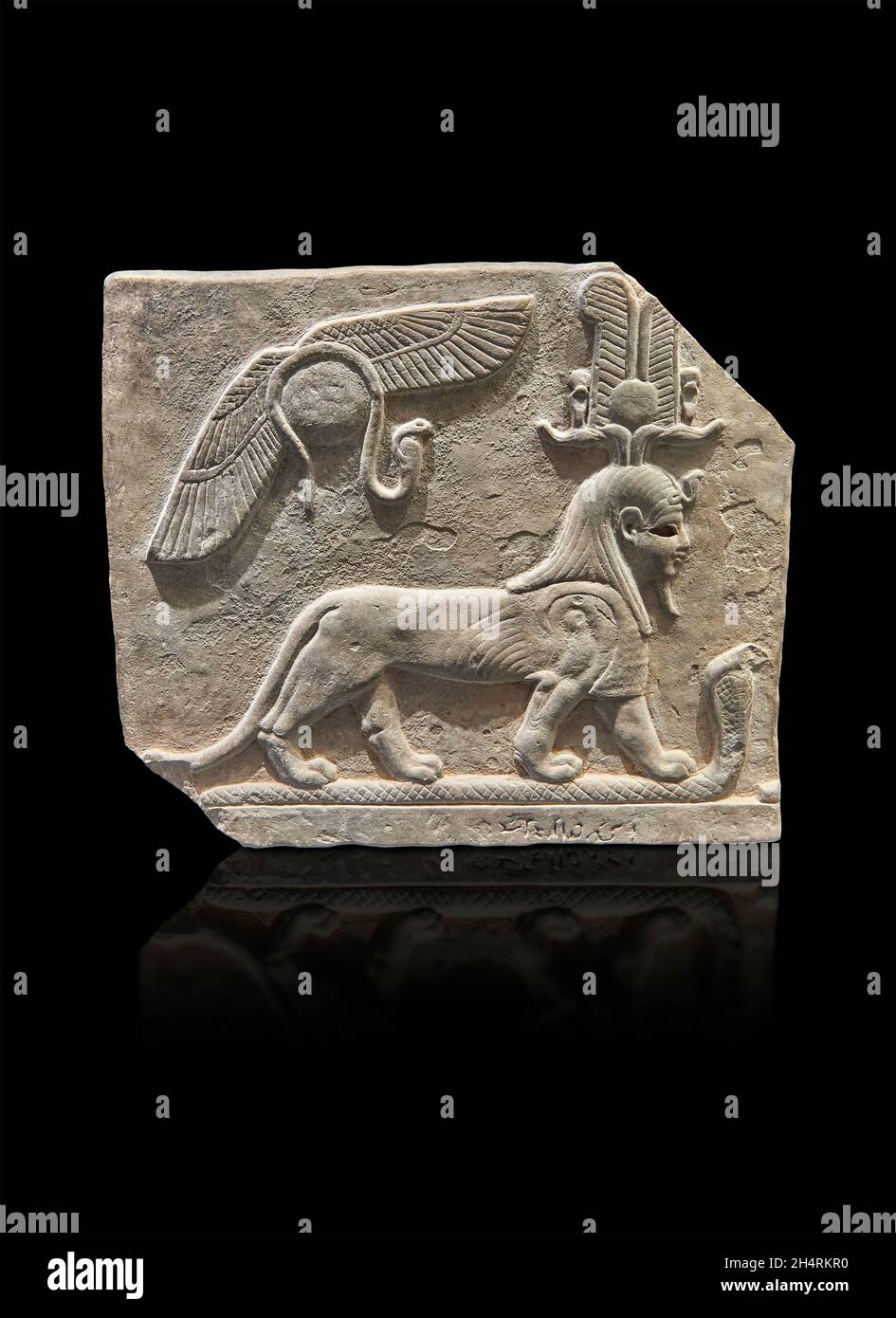 Ägyptische Basrelief-Skulptur des gottes Tutu trampling ein cobre, 332-395 v. Chr. Ptolemäisch, Kalkstein. Louvre Museum E27129. Tutu, die Sphinx, steht mit Stockfoto