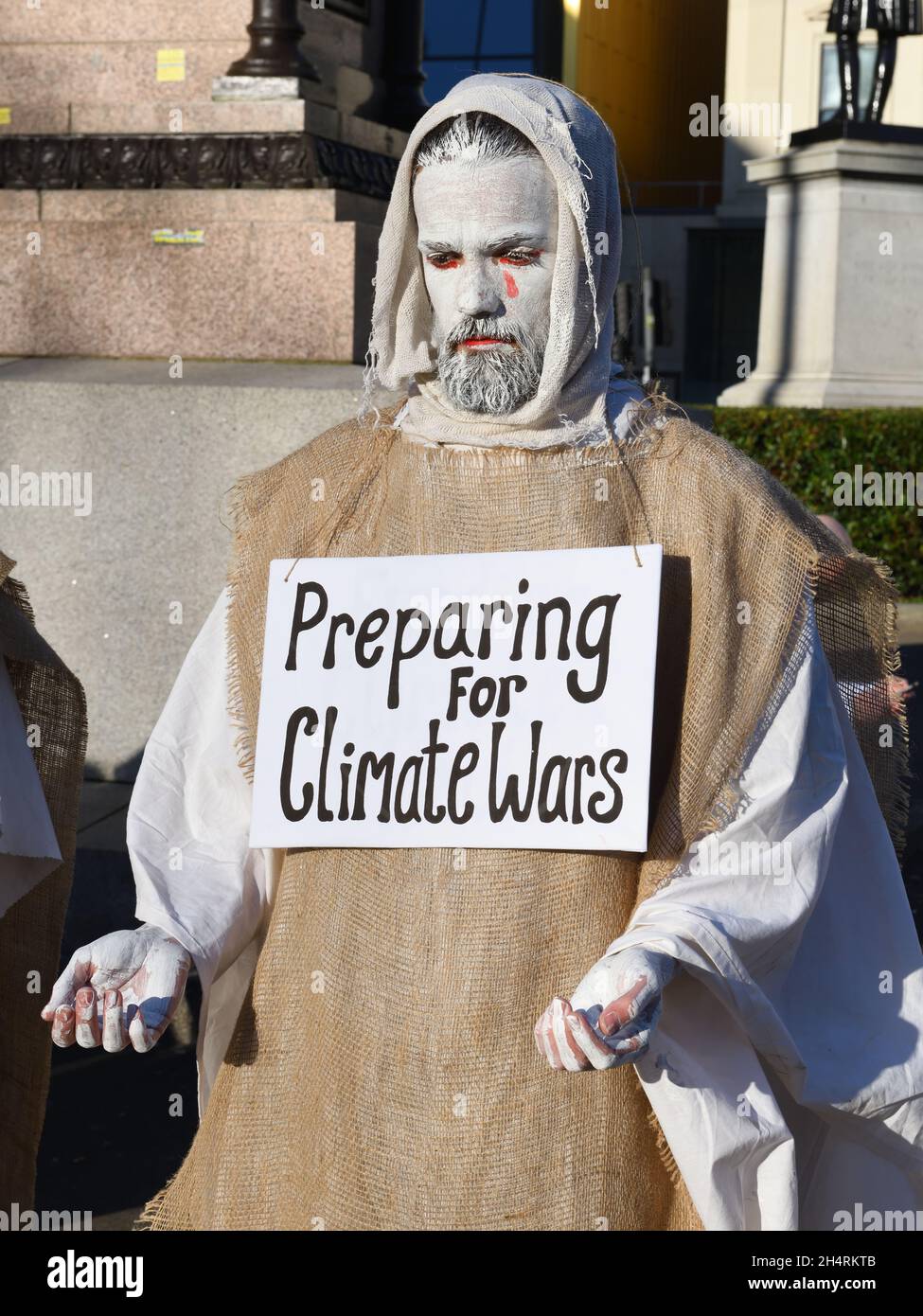Glasgow, Großbritannien. November 2021. VEREINIGTES KÖNIGREICH. Interessengruppe zum Klimawandel, die sich durch Kostüme zum Weltuntergang bekleidet und Plakate mit der Aufschrift „Vorbereitung auf Klimakriege“ trägt. Kredit. Quelle: Douglas Carr/Alamy Live News Stockfoto