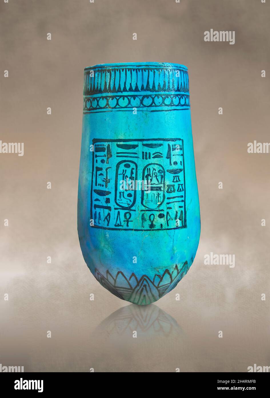 Alte ägyptische Vase mit Namen Ramesses II, 1279-01213 v. Chr., 19. Dynastie, glasierte Terrakotta. Louvre Museum E1094. Dies kann eine Tempelvase gewesen sein, die verwendet wurde Stockfoto