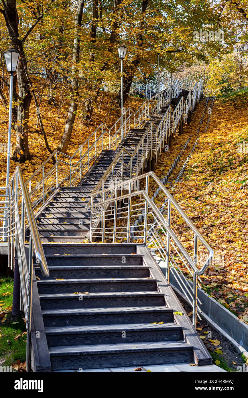 Metalltreppe im Park, der den Hügel hinauf führt Stockfoto