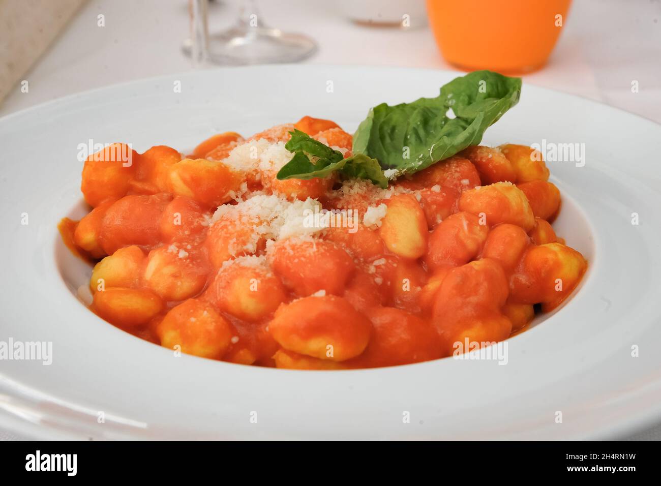 Gnocchi alla sorrentina, ein typisches Gericht der neapolitanischen Küche, serviert in einem Restaurant auf der Insel Capri, Golf von Neapel, Italien. September 01, 20 Stockfoto