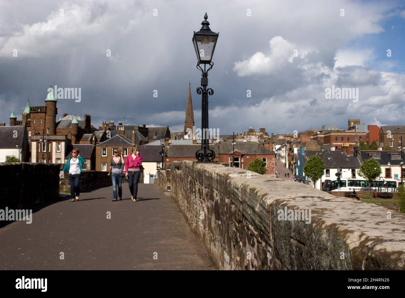 Devorgilla's (The Old) Bridge, People Walking, Dumfries, Dumfries & Galloway, Schottland Stockfoto