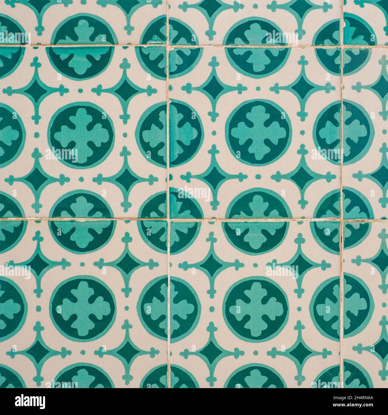 Fragment der Gebäudewand mit bunten keramischen Wandfliesen. Azulejos aus nächster Nähe. Abstrakt dekorativer Hintergrund. Traditionelle portugiesische Architektur. Stockfoto