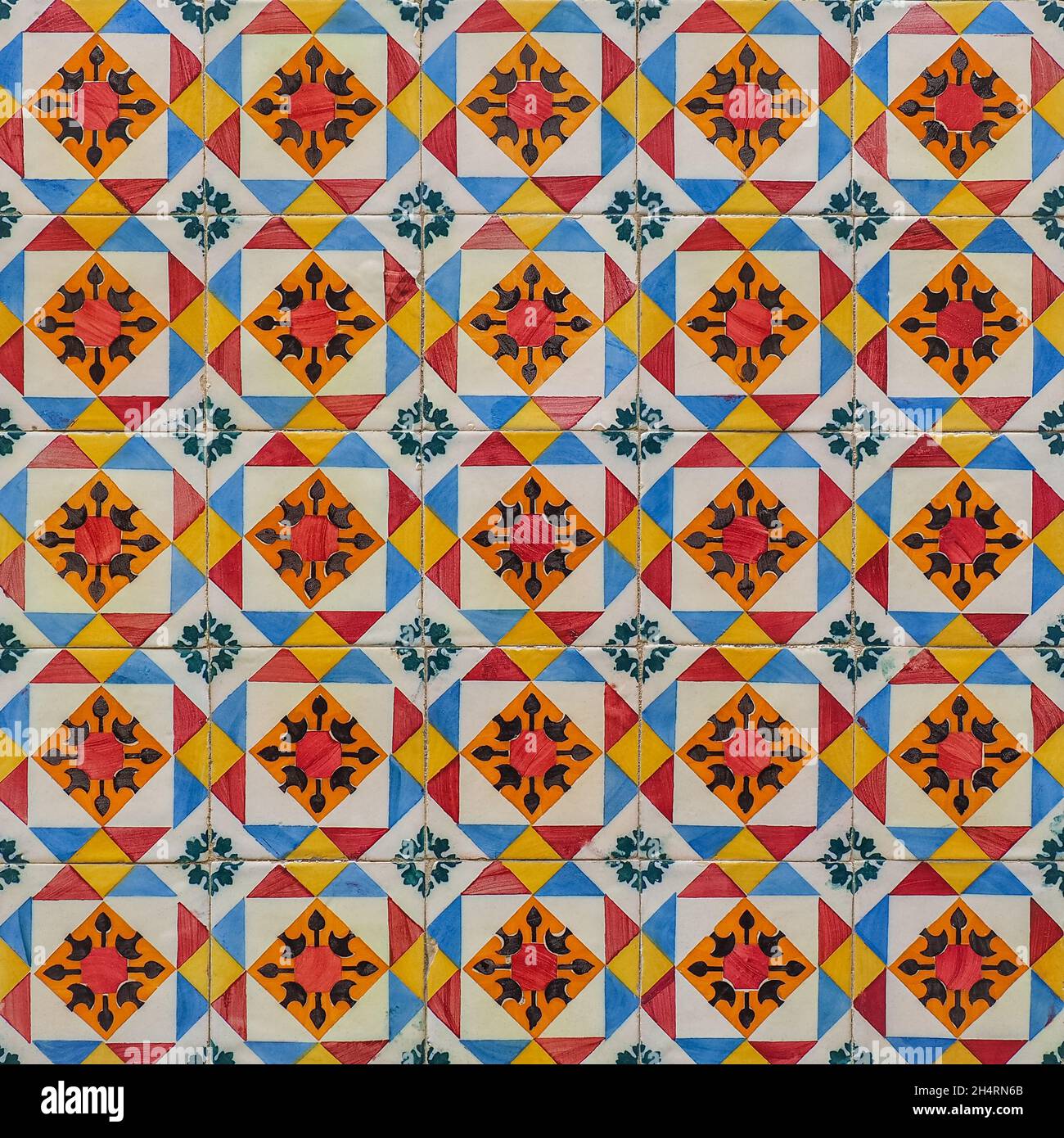 Fragment der Gebäudewand mit bunten keramischen Wandfliesen. Azulejos aus nächster Nähe. Abstrakt dekorativer Hintergrund. Traditionelle portugiesische Architektur. Stockfoto