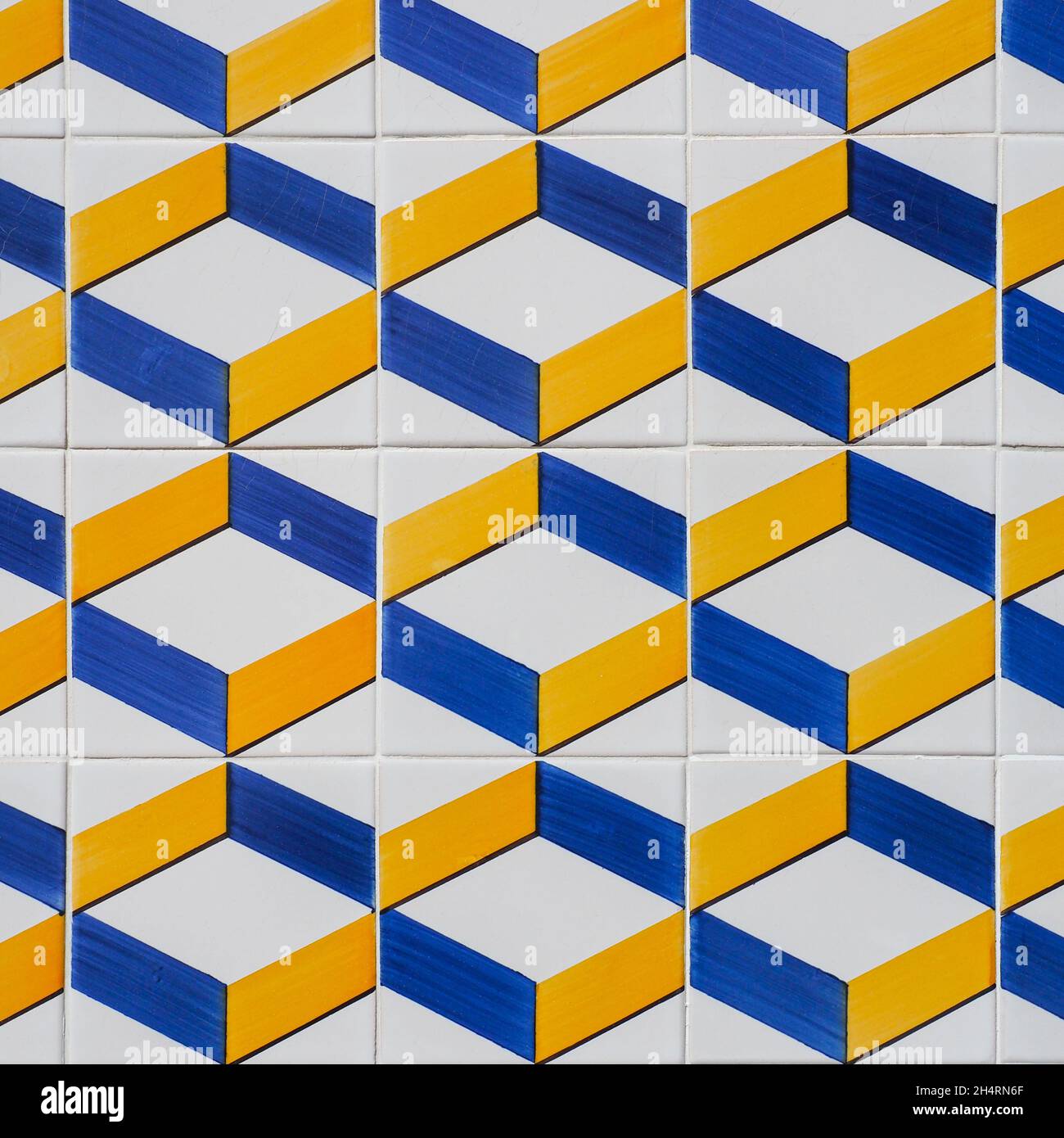Fragment der Gebäudewand mit bunten keramischen Wandfliesen. Azulejos aus nächster Nähe. Abstrakt dekorativer Hintergrund. Traditionelle portugiesische Architektur. Stockfoto
