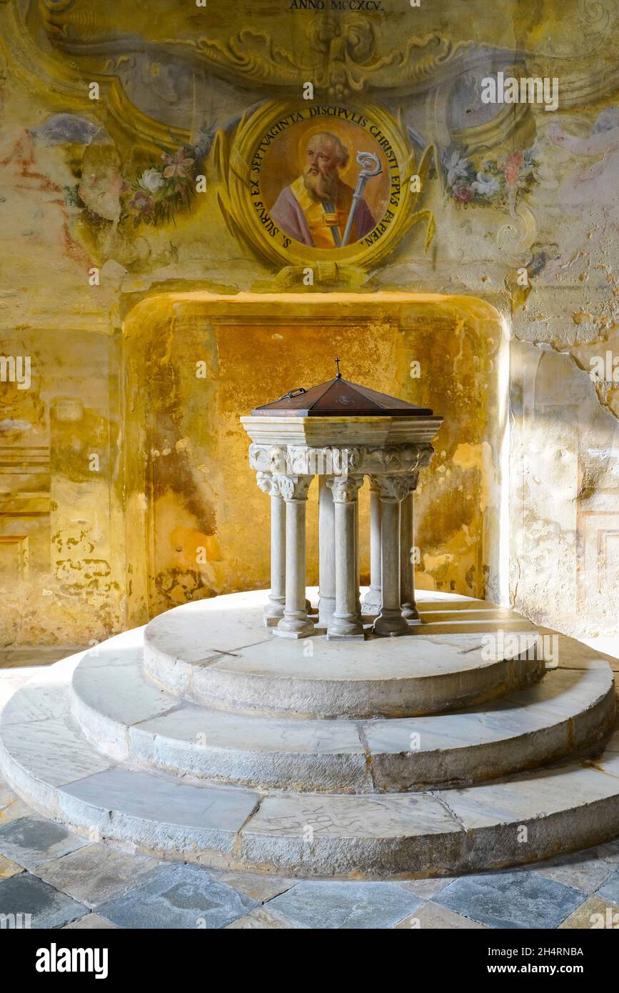 Das Taufbecken in der Kathedrale unserer Lieben Frau von der Himmelfahrt, Asti, Italien. Stockfoto