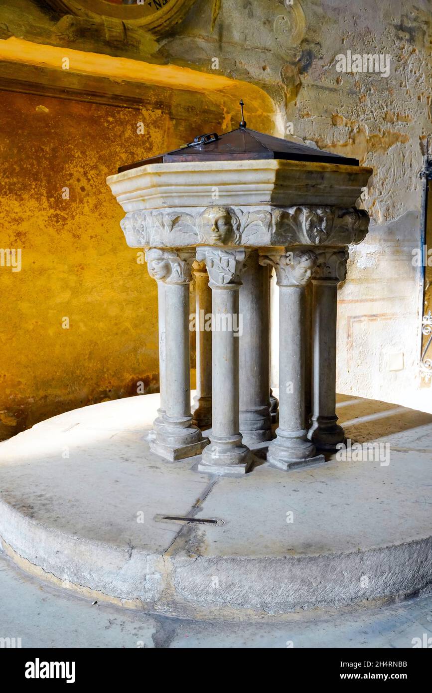 Das Taufbecken in der Kathedrale unserer Lieben Frau von der Himmelfahrt, Asti, Italien. Stockfoto