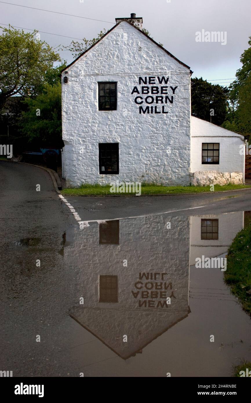 Die weiß getünchte alte Maismühle in New Abbey, Dumfries & Galloway, Schottland Stockfoto